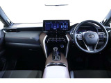 室内はディスプレイオーディオを起点としてエアコン、センターコンソール、アームレストに連なる様なデザインとした上に、各操作スイッチ等も使いやすい位置に配置され安定した運転が出来る仕様に構成されています。