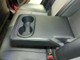 後席のカップホルダー付きのアームレストです。