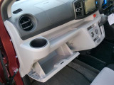 助手席側にも便利な収納やドリンクホルダーが付いています。