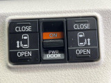 【両側パワースライドドア】スマートキーや運転席のスイッチで後席両側スライドドアの開閉が可能♪電動だから力を入れてドアを開ける必要が無く、小さなお子様でも簡単に開け閉めでき快適です♪