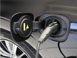 専用コードを接続するだけで簡単に充電が行えます。プラグインハイブリッドモデルRecharge PHEV T6 AWDは、走行中の充電のほか、自宅などに設置された充電機器からの充電が可能です。