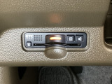 ハンドルの左下にETCがついています。高速道路の料金所の通過も楽々です。 カードの取り出しもしやすい場所についています。