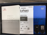 スマートキーは鍵をバッグに入れたままでもドアロックの開閉やエンジンのON・OFFができます。夜間や雨の日も鍵を探さなくて良いので便利です。