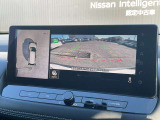 アラウンドビューモニターです。上空からお車の周りを見る感覚で表示されますので、車庫入れも簡単