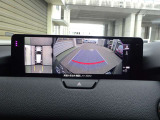 車両の前後左右に備えた計4つのカメラの映像をセンターディスプレイに表示。対象車両や物を検知して知らせる警報音とともに低速走行時に目では直接確認しづらいエリアの安全確認をサポートします。