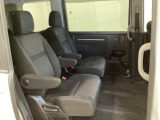 2列目シートは、前後にスライドする左右の座席が独立しているキャプテンシートです。真ん中の通路から3列目へ乗ることができます。センターピラーには乗り降りに便利なアシストグリップがあります。