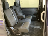 2列目シートは背もたれの角度調節ができるベンチシートになっております。長距離運転になってもゆったりとできるように、アームレストがついてます。