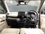 運転席からの視界が左右に広く隅々まではっきりと見渡せます。クルマの前端も把握しやすく安心して運転できます。