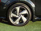 純正17インチアルミ付きです。上質かつお手入れのしやすいデザイン