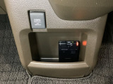 アクセサリーソケットはUSBのアダプターなどをつければ、スマホの充電にも使えます。周辺には物が置けるボックスがついています。