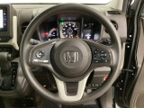 ハンドルにHondaセンシング系のクルーズコントロールやレーンキープアシストなどのスイッチと、オーディオの操作スイッチが装備されています。ハンドルから手を離さず安全に操作できます。
