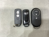 スマートキーを装備しています。鍵を差し込むことなくドアロックの開け閉めと、スタートボタン操作でのエンジンスタートができます。加えて、純正リモコンエンジンスターター用の操作キーもついています。