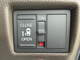 左側パワースライドドアを装備していますので、ドアの開閉がラクラクです。運転席からも操作ができロックをかけることができるので、リア席にお子様がいても安心です。挟み込み防止機構も付いています。
