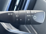 【オートライト(AUTO)】外の明るさをシステムが感知して、自動でヘッドライトが点灯します。ヘッドライトをつけ忘れを防ぐ便利機能です。