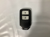 スマートキーを装備しています。鍵を差し込むことなくドアロックの開け閉めと、スタートボタン操作でのエンジンスタートができます。