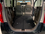 リアシートを倒すと、ラゲッジスペースを広くお使いいただけます!