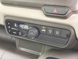【オートエアコン】一度お好みの温度に設定すれば、車内の温度を検知し風量や温度を自動で調整。暑い&hellip;寒い&hellip;と何度もスイッチ操作をする必要はありません。快適な車内空間には必須の機能ですね♪