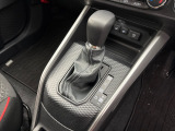 握りやすいシフトレバーでシフトチェンジも楽に操作できます!