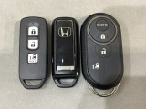 スマートキー付きですからドアロックの開閉およびエンジンスタートが楽々です。電動スライドドアの開け閉めもボタンで操作できます。加えて、純正リモコンエンジンスターター用の操作キーもついています。
