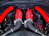 Romaには、V8ターボエンジンが搭載されています。力強さと滑らかさを兼ね備えた特性を持ち、アクセル操作に対して余裕のある加速フィールを提供します。