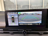 アラウンドビューモニター。上空から見下ろしているかのような映像を映し出して周囲を確認し、スムースな駐車をアシストします。