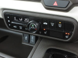 エアコンはオートエアコンでお好みの温度調整が出来、オールシーズン快適にドライブできます!さらに、運転席&助手席シートヒーターが付いてます。2段階に温度設定が可能です。