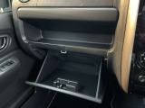 グローブボックスもございます