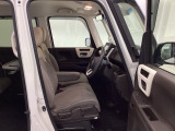 【ベンチシート】運転席と助手席の移動もスムーズ!狭い駐車場での乗り降りや、お子様の乗り降りにも便利です。座席の間にコンソールボックスやドリンクホルダーがないため、車内空間が広く感じます。