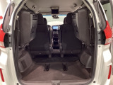 3列目シートを跳ね上げればラゲッジスペースを更に広く使えます。