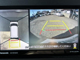 【パノラミックビューモニター】クルマを真上から見下ろした視点で駐車をサポートします。クルマの斜め後ろや真横など、いち早く障害物に気が付くことができます。