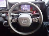 ハンドル左側にはオーディオ操作が出来るオーディオリモートコントロールスイッチ、右側にはHonda SENSINGとオートクルーズコントロールのスイッチを装備!