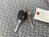 キーレスエントリーボタン付きのキーです。スペアのキーも付属しています。