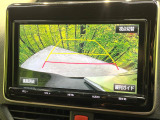 【バックカメラ】駐車時に後方がリアルタイム映像で確認できます。大型商業施設や立体駐車場での駐車時や、夜間のバック時に大活躍!運転スキルに関わらず、今や必須となった装備のひとつです!