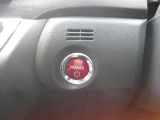 ENGINE START/STOPスイッチは左手側に付いています。
