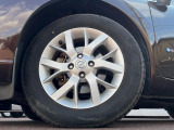 【15インチアルミホイール】外観にマッチしたアルミホイールを装着しております。各種アルミホイールや、スタッドレスタイヤも取扱いしております。是非ご相談ください♪
