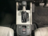 CVT車のセレクトレバーです。低速から高速まで、変速ショックのないスムーズな走りと、エンジン効率のよい領域を維持して燃費にも貢献します。サイドブレーキはスイッチ操作の電子制御パーキングブレーキです。