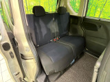 後部座席も気になるようなキズ・汚れやへたり等、大きなダメージはなく、良好な状態です。