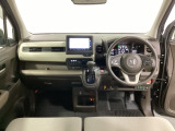 車内は光触媒抗菌消臭施工済です。インパネ周りはスタイリッシュなデザインで機能や装備も充実しています。グローブボックスやカップホルダーのほかにトレーなどたくさんの収納スペースが付いています。