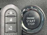 【キーフリーシステム】カバンやポケットに入れたままでもドアの施錠・解錠が可能なスマートキーを装備。エンジンのオン・オフ時もカギを取り出す必要が無いからとっても便利です♪