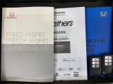 スマートキーは鍵をバッグに入れたままでもドアロックの開閉やエンジンのON・OFFができます。夜間や雨の日も鍵を探さなくて良いので便利です。