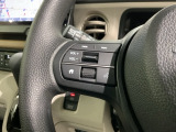 ステアリングにオーディオ操作スイッチが付いています。オーディオ画面に直接タッチしなくても操作が出来ますので、運転に集中できます。