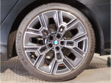 【BMWアロイホイル】軽量かつ強度に拘ったアロイホイル。走行性能ポテンシャルを引き出す設計。車の足元を引き締めてくれる大きなポイントはアロイホイルです。