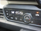 エアコンはオートエアコンになっています。