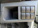 ちょっとした小物を置くのにちょうどいい収納と、フォグランプスイッチです。