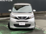 メッキ加飾の日産のアイデンティティを表現するVモーショングリル。