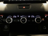 オートエアコンは左右席で独立温度コントロールが可能です。運転席はキンキンに冷やして助手席はマイルドにと言った設定が可能です☆暑さ寒さでケンカすることもなくなりますね♪