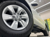 【純正17インチアルミホイール】外観にマッチした純正アルミホイールを装着しております。各種社外アルミホイールや、スタッドレスタイヤも取扱いしております。是非ご相談ください♪