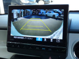 ●便利な装備『リアカメラ』 バックする際に後方映像をナビ画面で確認できますので、車庫入れが苦手な方も安心できますね♪♪ 写真をご覧ください。後方の映像がハッキリ確認できますよ〜