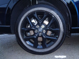 アルミホイール付き!鉄のホイールと違って軽いので燃費にも影響してきます。ガソリン高騰に少しは貢献します!あと単純に足元がきまります!