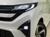 【LEDヘッドライト】悪天候や夜間走行時も良好な視界を確保し安心して運転できる高輝度LEDヘッドライトを装備!点灯速度が早く、消費電力も抑えられています。